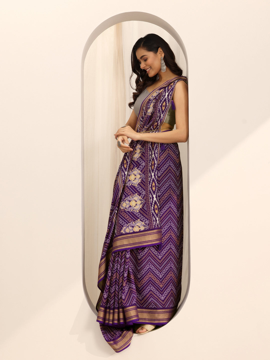 Purple Printed Silk Blend Saree With Unstitched Blouse Piece