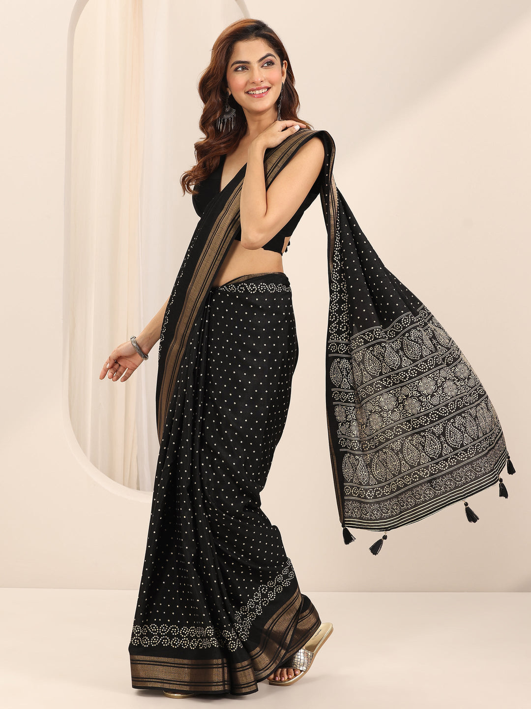Black Printed Silk Blend Saree With Unstitched Blouse Piece
