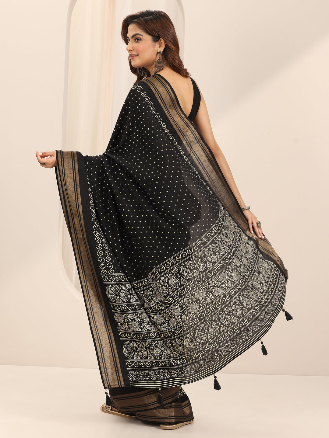 Black Printed Silk Blend Saree With Unstitched Blouse Piece