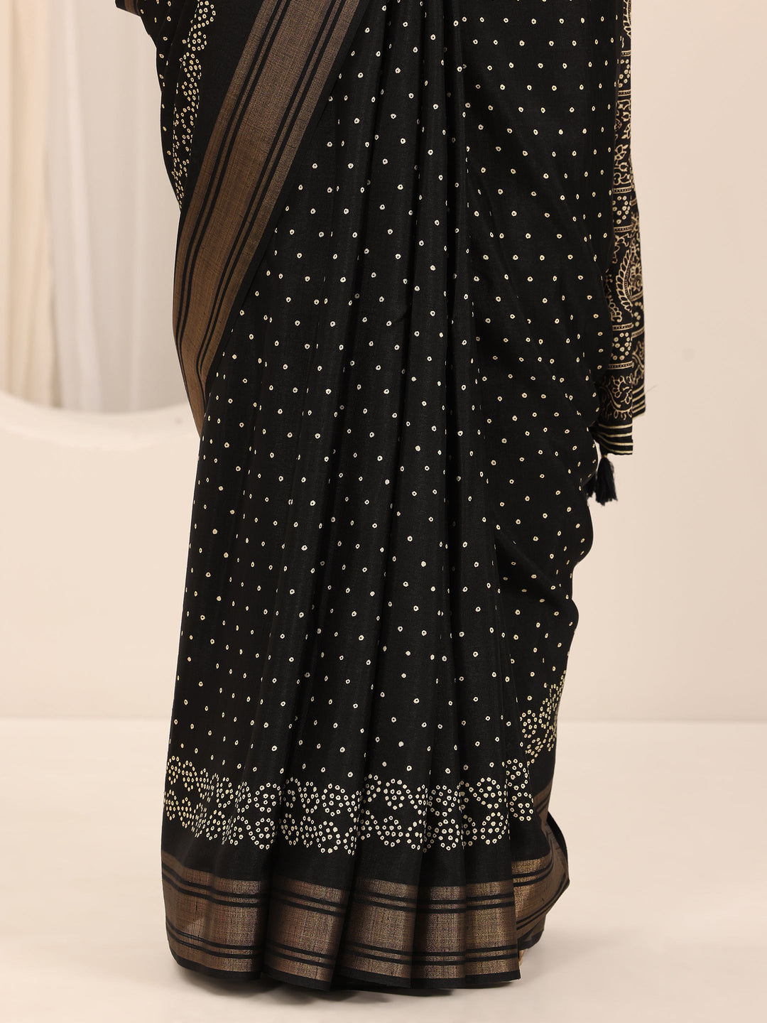 Black Printed Silk Blend Saree With Unstitched Blouse Piece