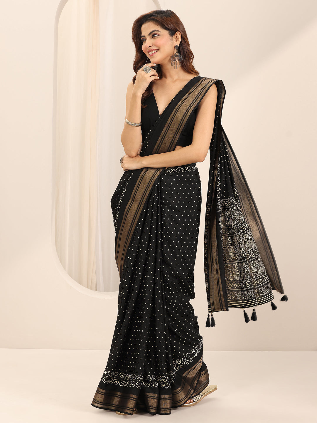 Black Printed Silk Blend Saree With Unstitched Blouse Piece