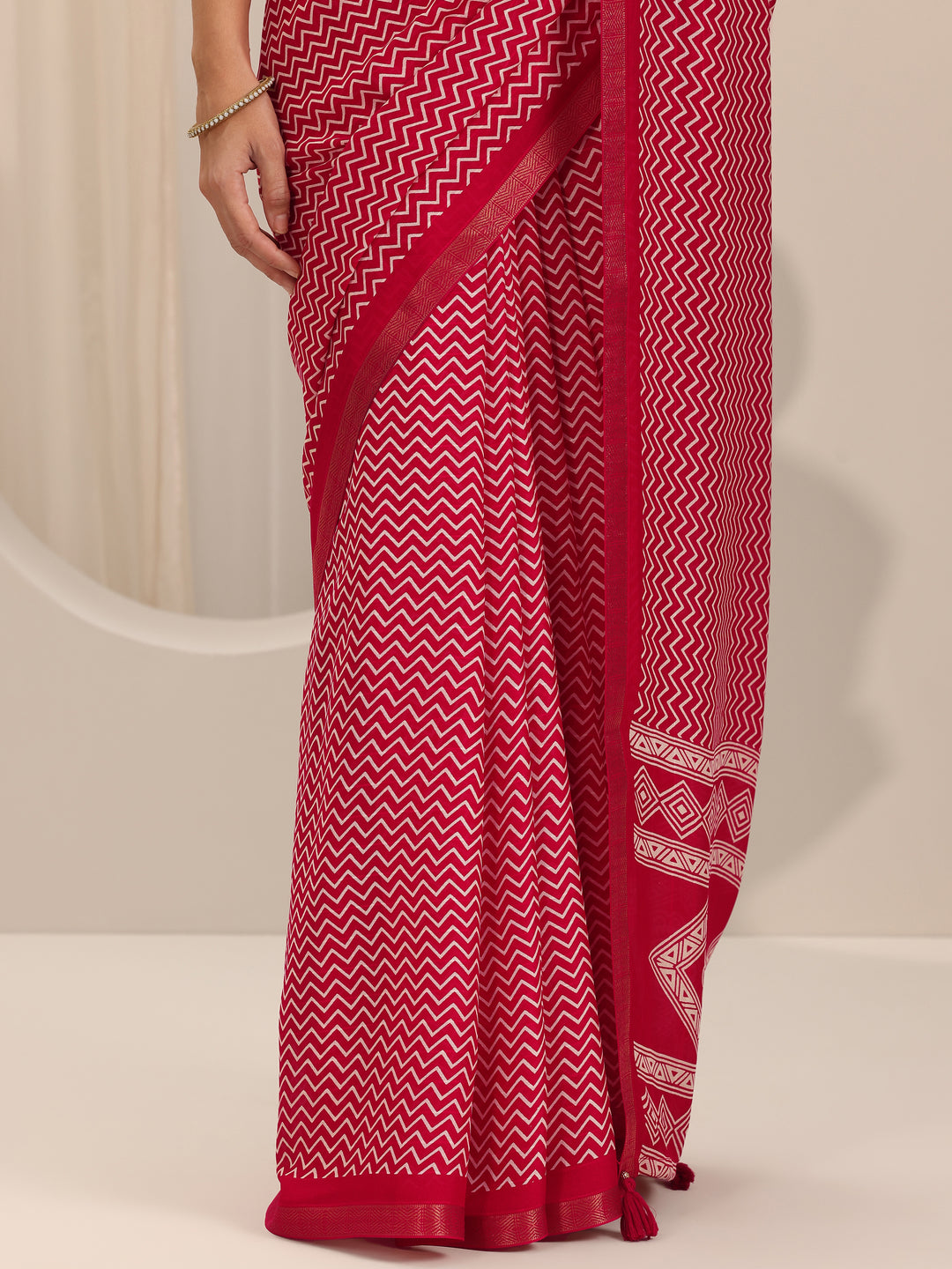 Red Printed Georgette Saree With Unstitched Blouse Piece