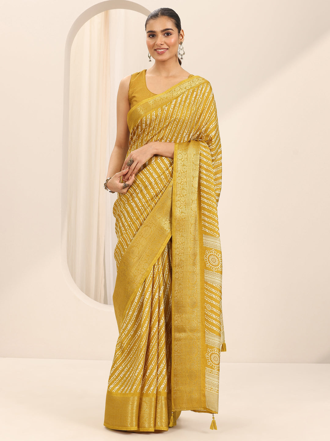 Mustard Printed Silk Blend Saree With Unstitched Blouse Piece