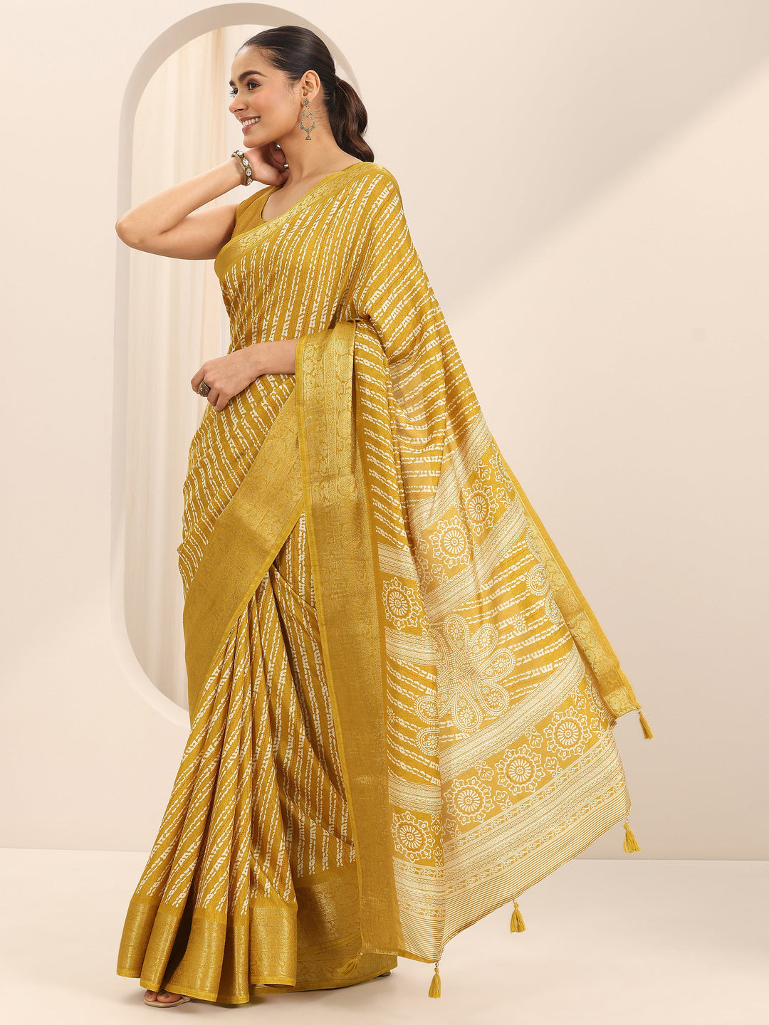 Mustard Printed Silk Blend Saree With Unstitched Blouse Piece
