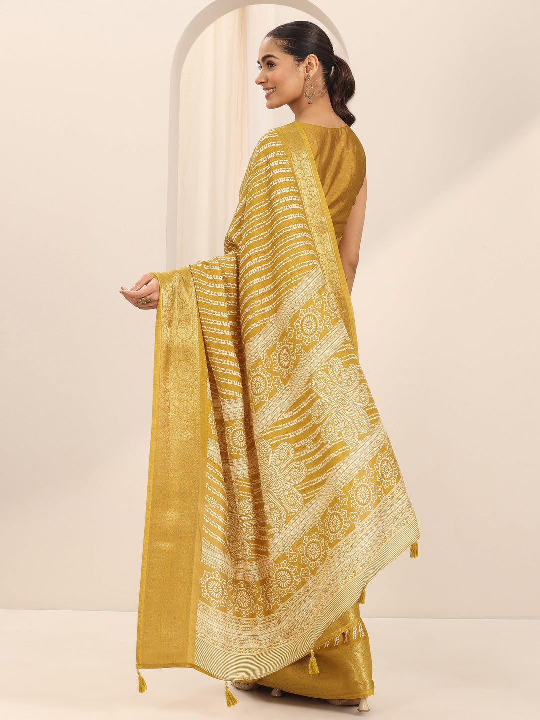 Mustard Printed Silk Blend Saree With Unstitched Blouse Piece