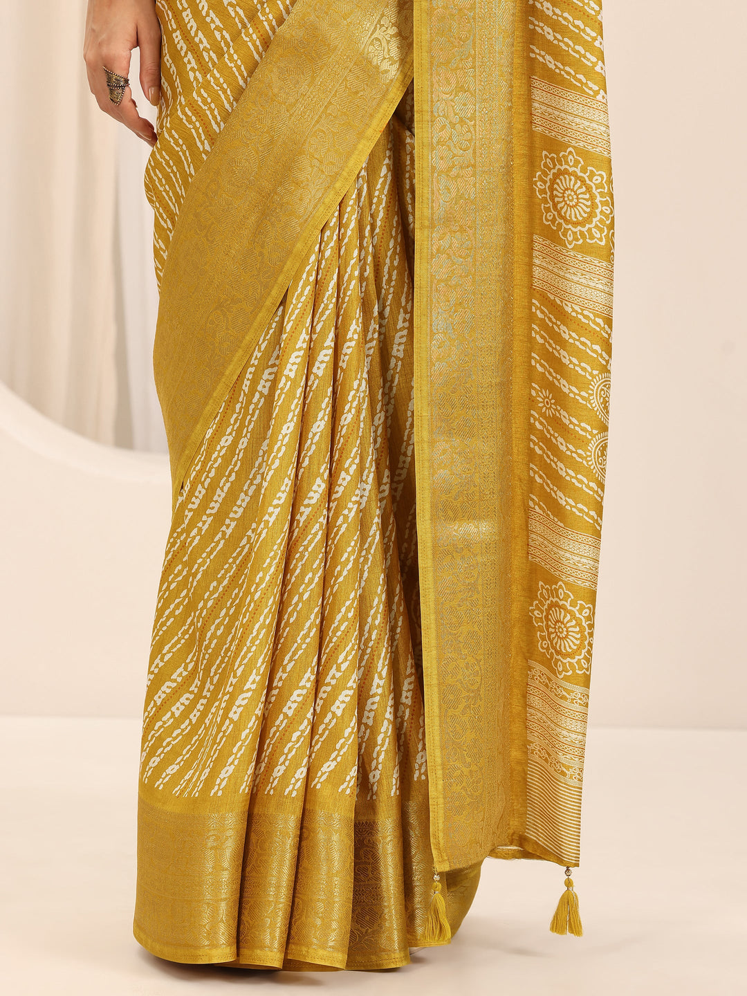 Mustard Printed Silk Blend Saree With Unstitched Blouse Piece