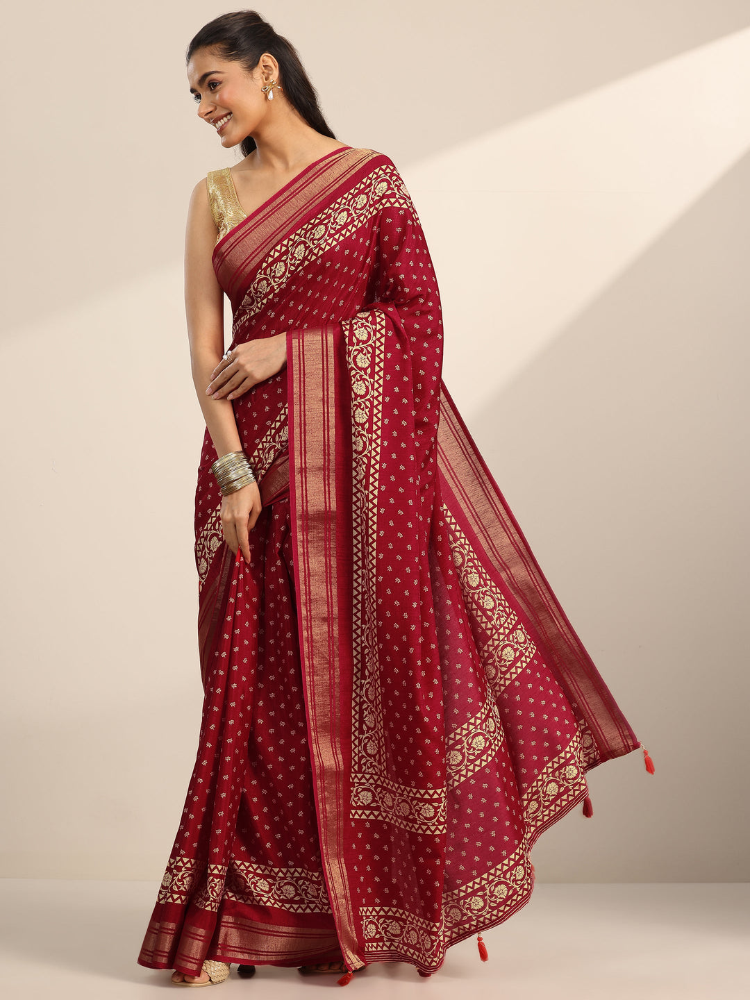 Red Printed Silk Blend Saree With Unstitched Blouse Piece