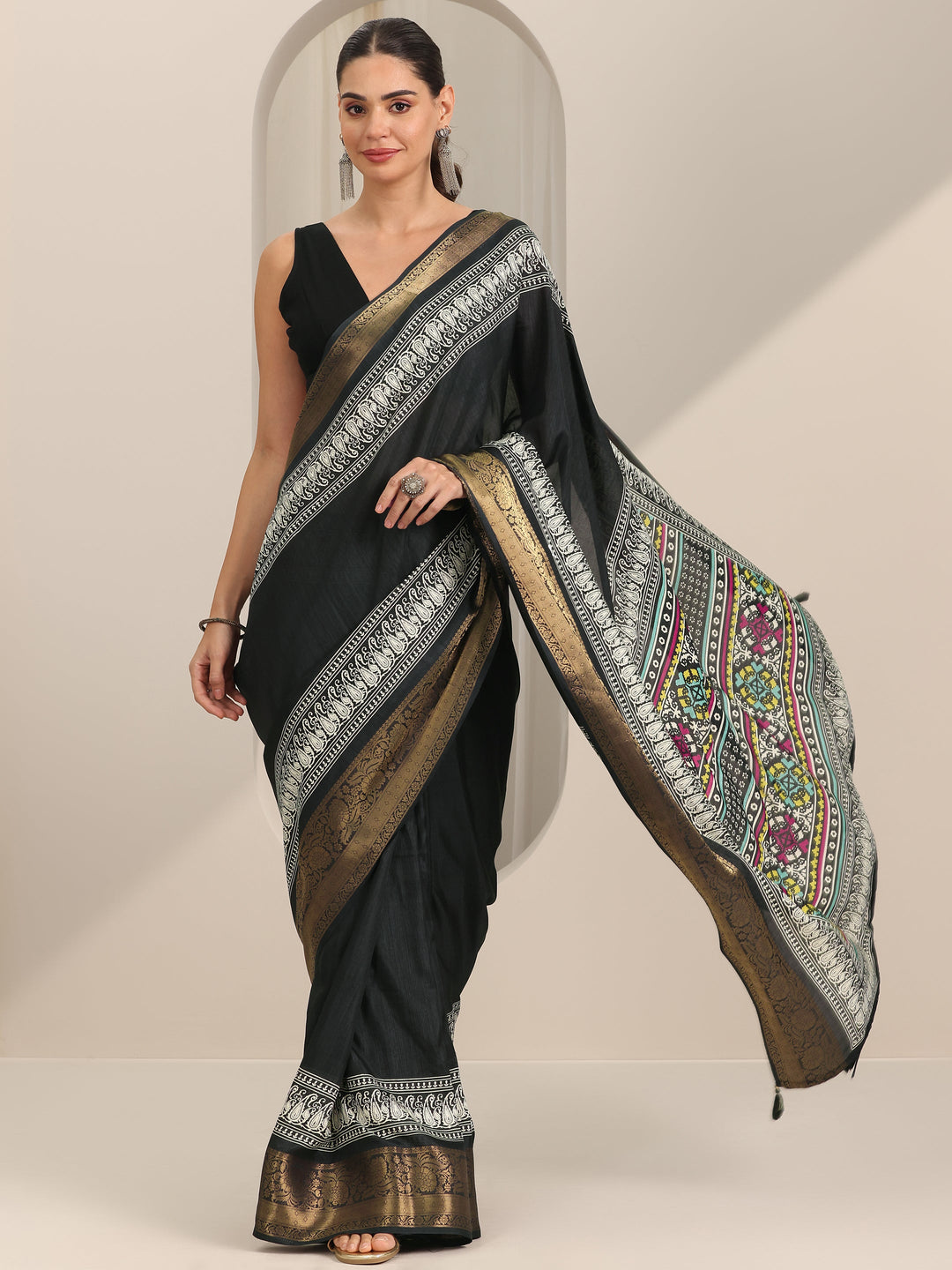 Black Solid Silk Blend Saree With Unstitched Blouse Piece
