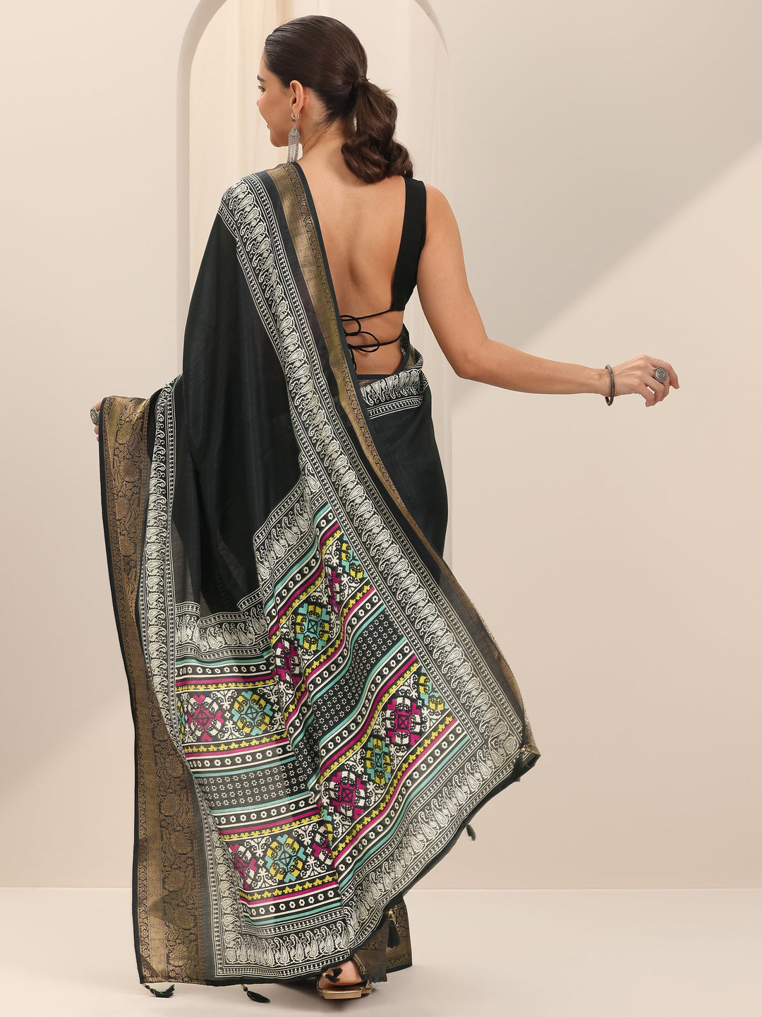 Black Solid Silk Blend Saree With Unstitched Blouse Piece