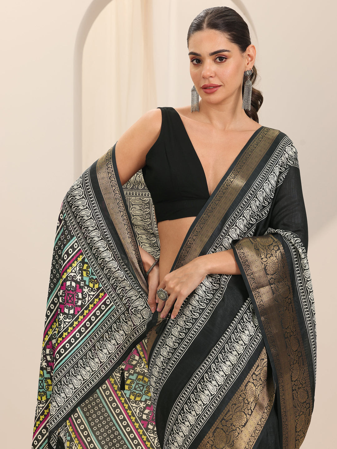 Black Solid Silk Blend Saree With Unstitched Blouse Piece
