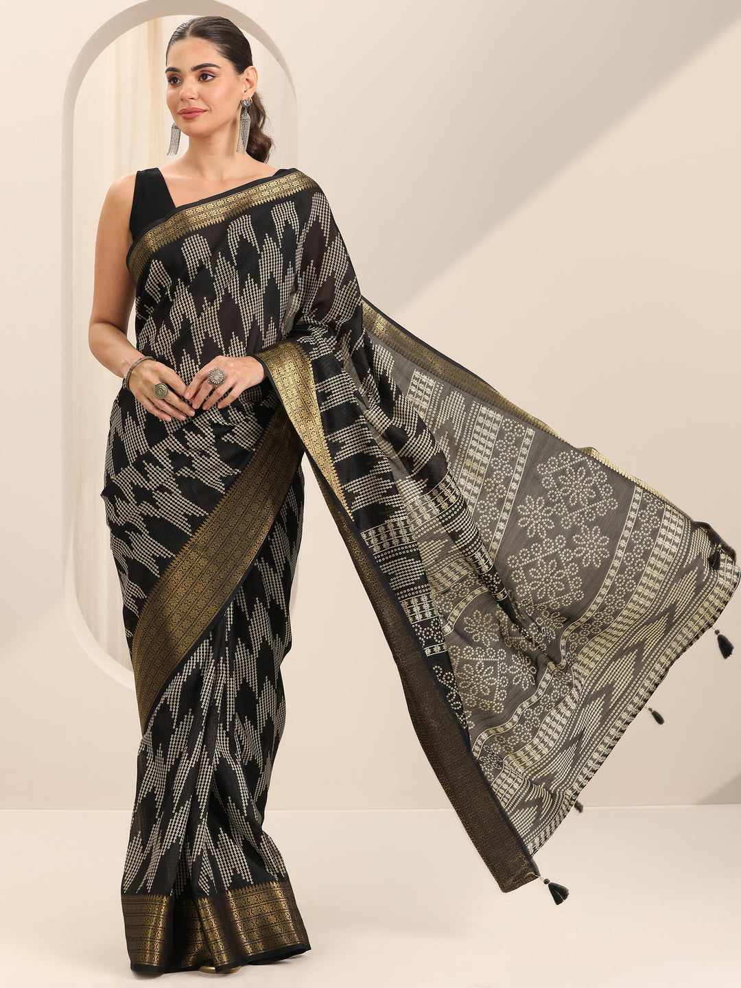 Black Printed Silk Blend Saree With Unstitched Blouse Piece