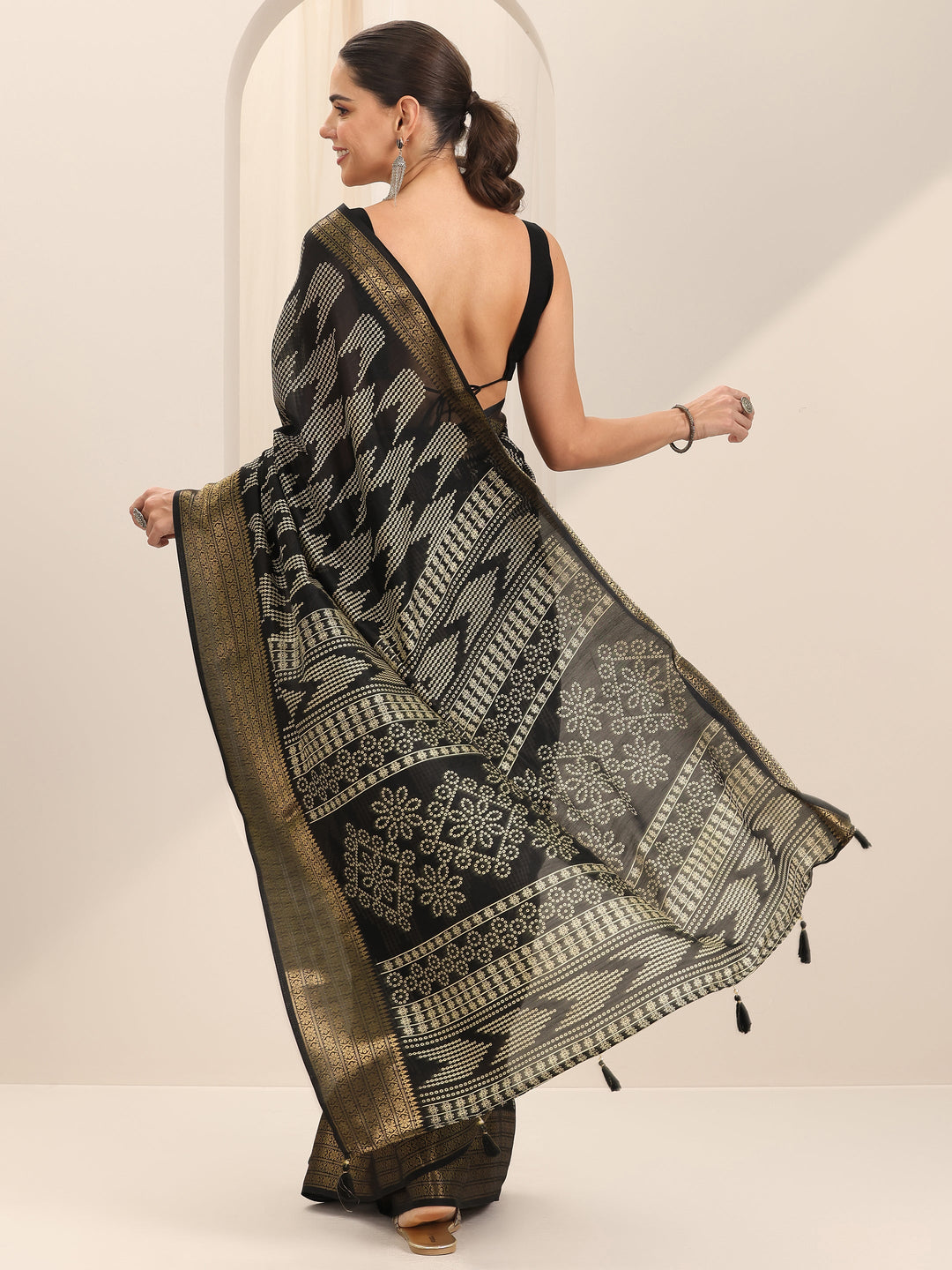 Black Printed Silk Blend Saree With Unstitched Blouse Piece