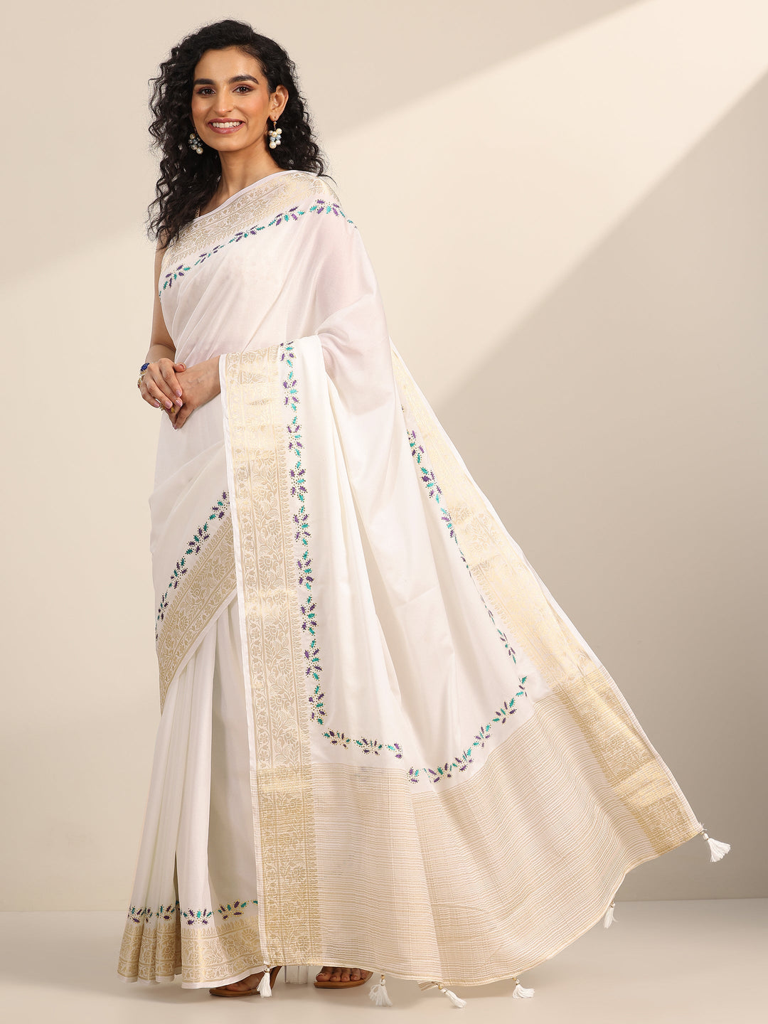 White Solid Crepe Saree With Unstitched Blouse Piece