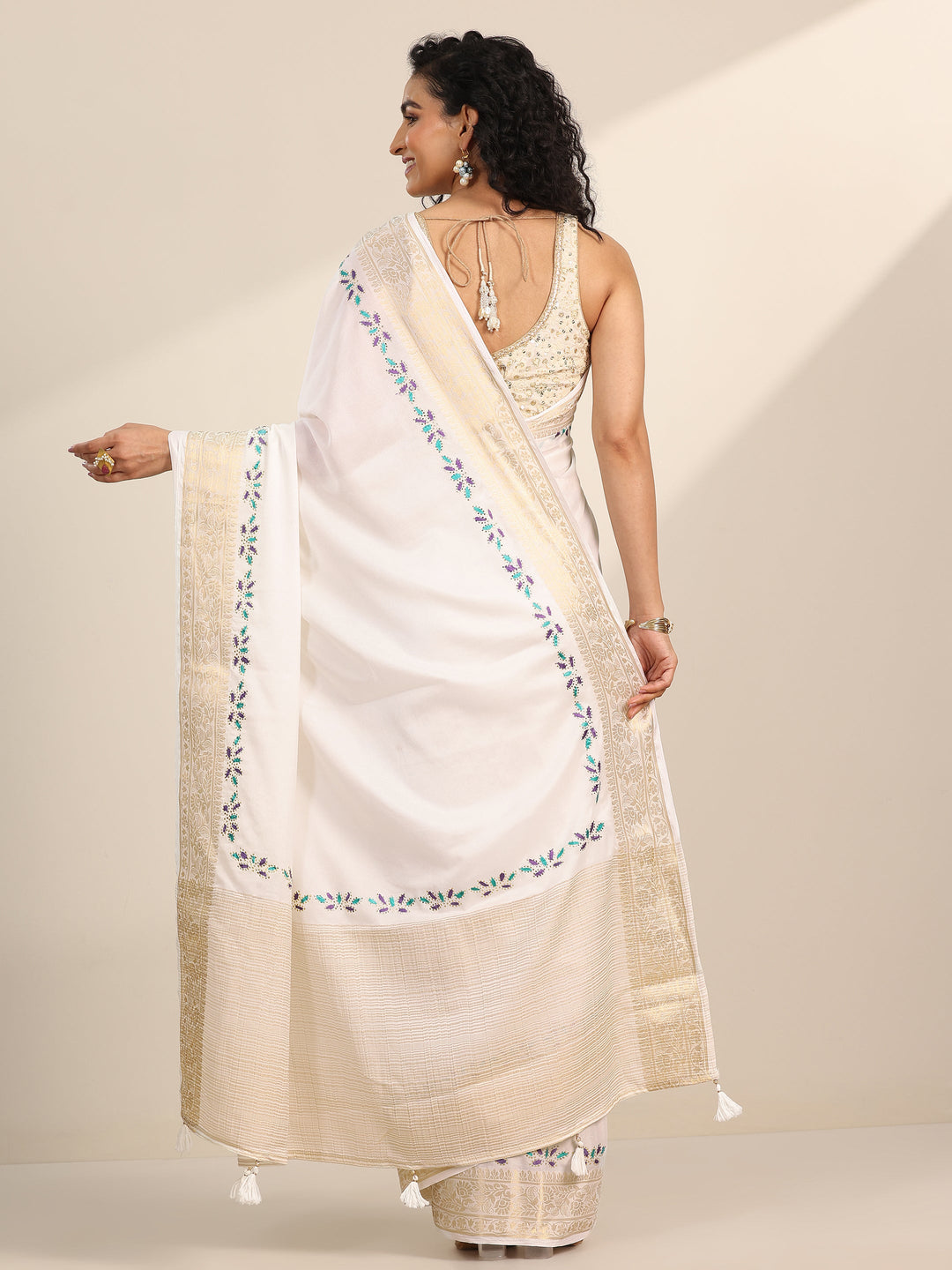 White Solid Crepe Saree With Unstitched Blouse Piece