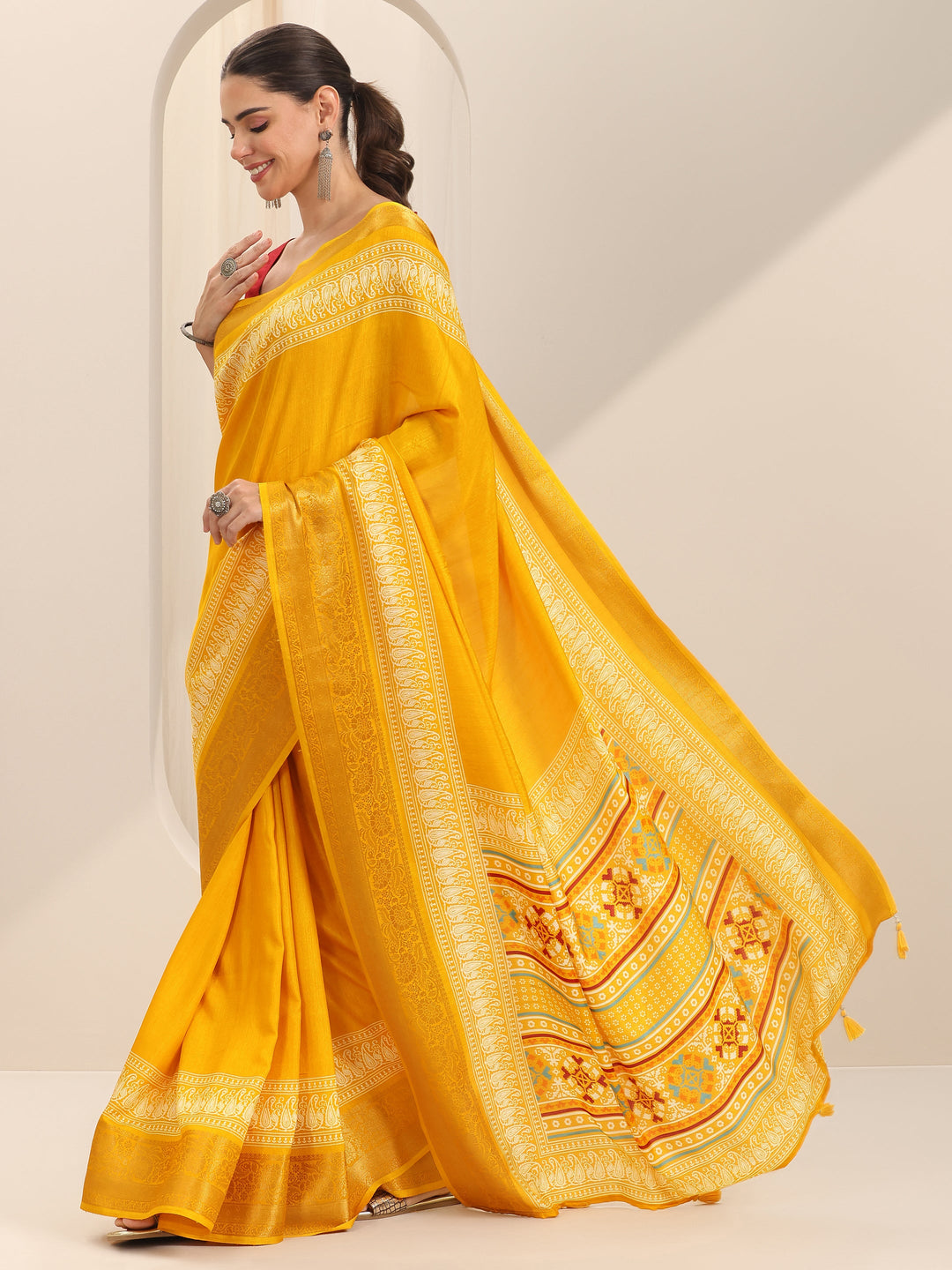 Mustard Solid Silk Blend Saree With Unstitched Blouse Piece