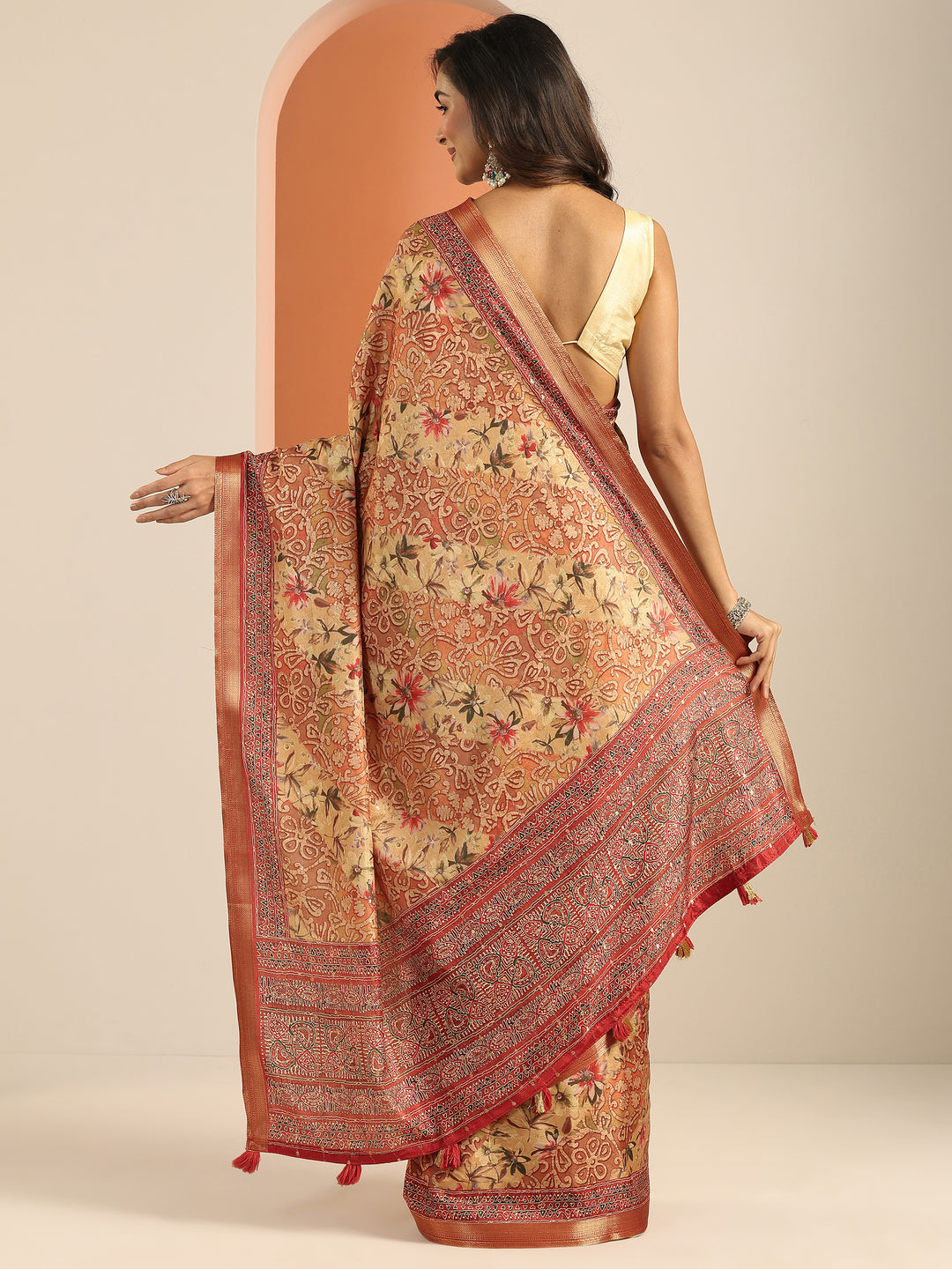 Orange Printed Silk Blend Saree With Unstitched Blouse Piece