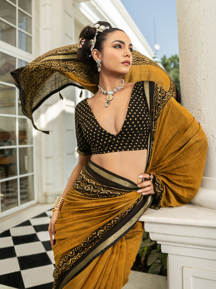 Mustard Printed Silk Blend Saree With Unstitched Blouse Piece