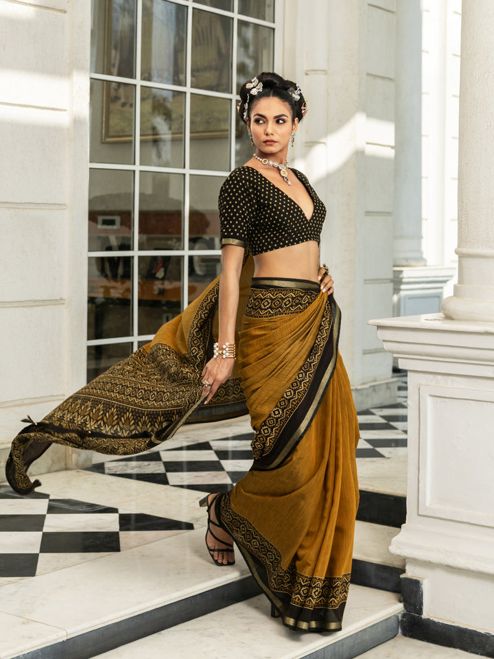 Mustard Printed Silk Blend Saree With Unstitched Blouse Piece