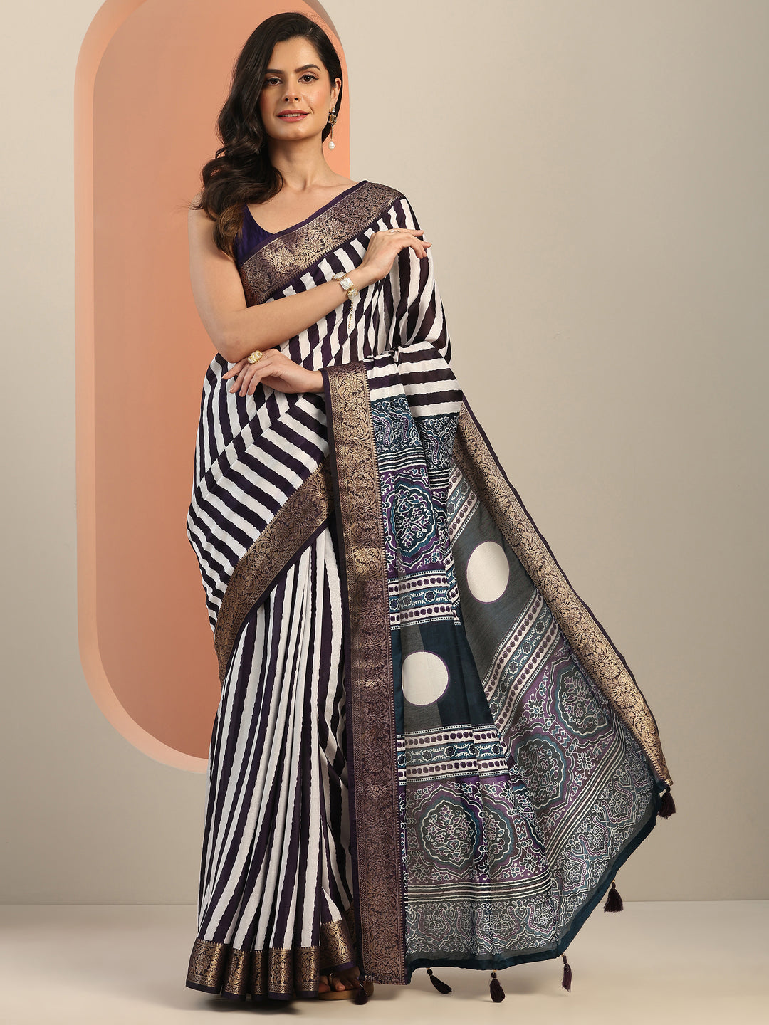 Purple Printed Silk Blend Saree With Unstitched Blouse Piece
