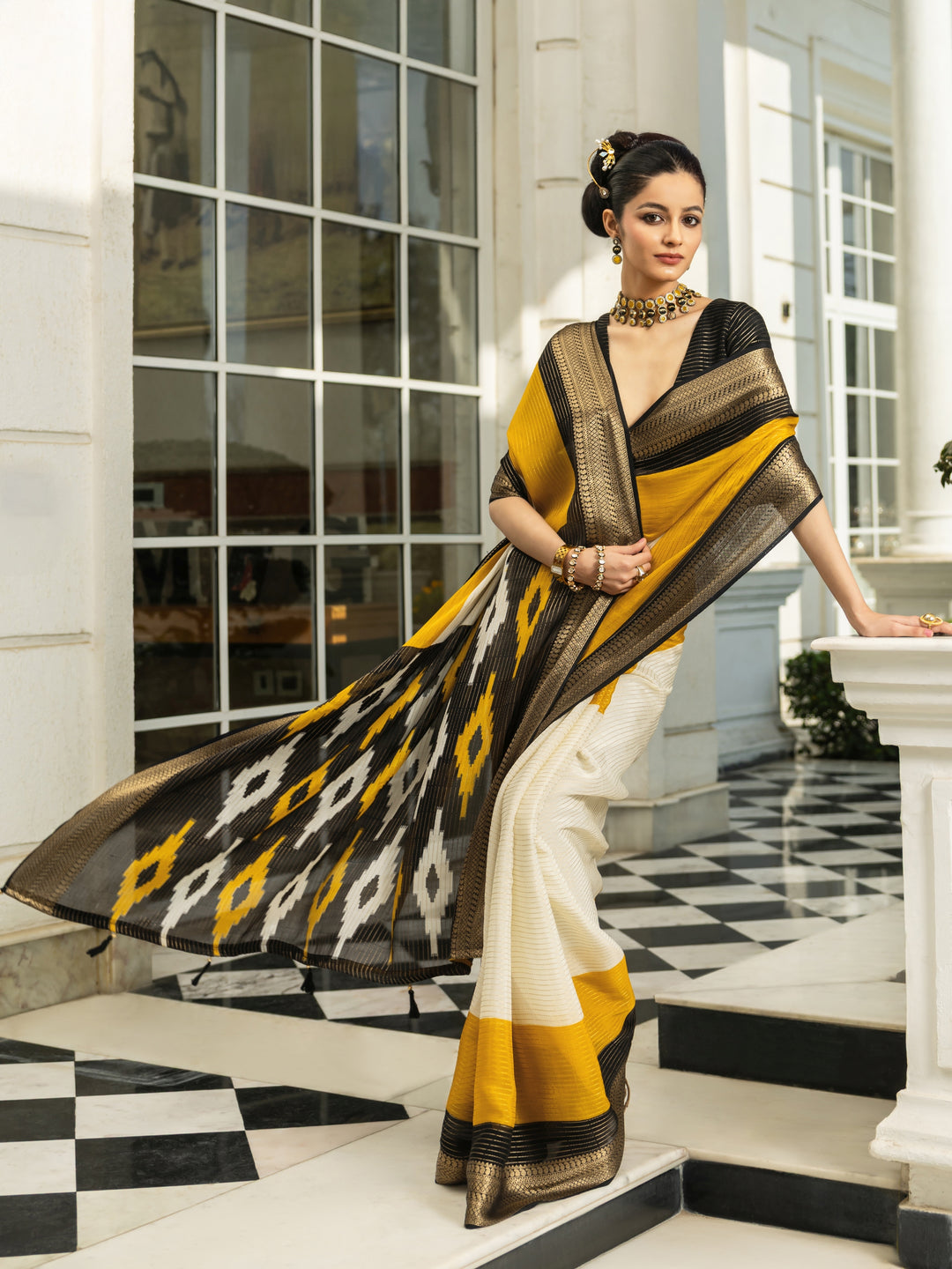 Off white Solid Silk Blend Saree With Unstitched Blouse Piece