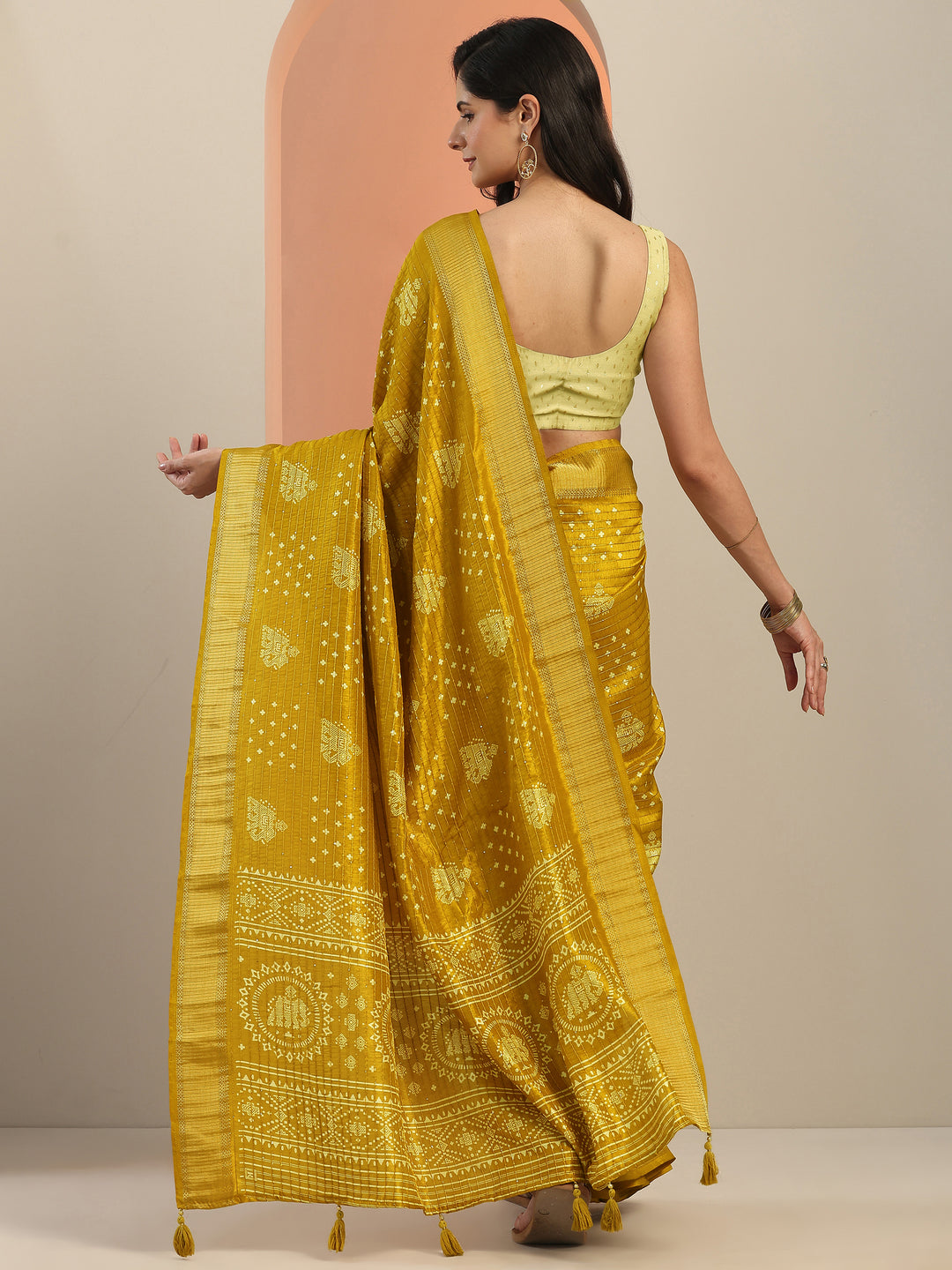 Mustard Printed Silk Blend Saree With Unstitched Blouse Piece