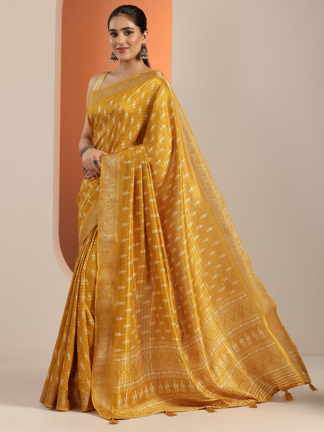 Mustard Printed Silk Blend Saree With Unstitched Blouse Piece