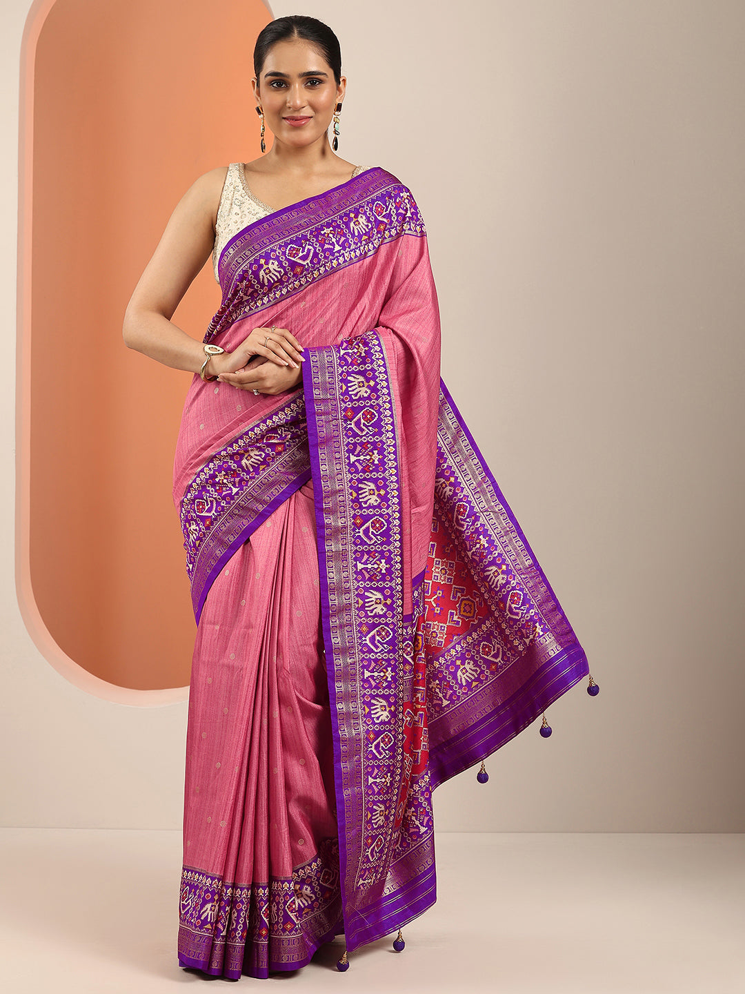 Peach Embellished Silk Blend Saree With Unstitched Blouse Piece