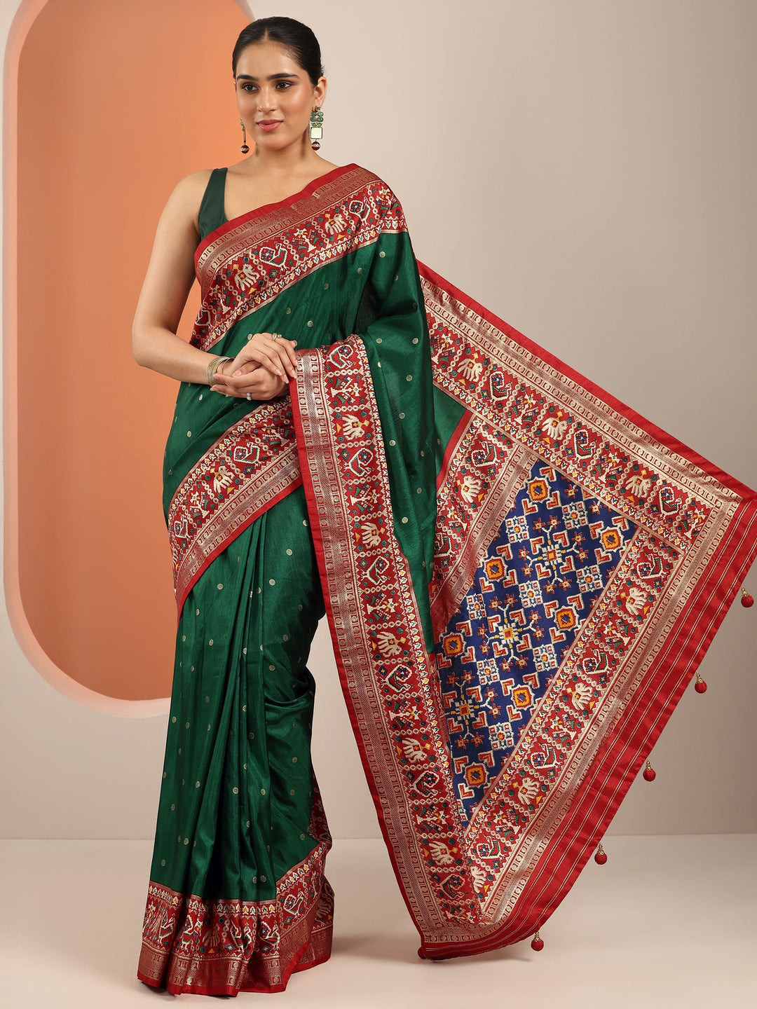 Green Embellished Silk Blend Saree With Unstitched Blouse Piece