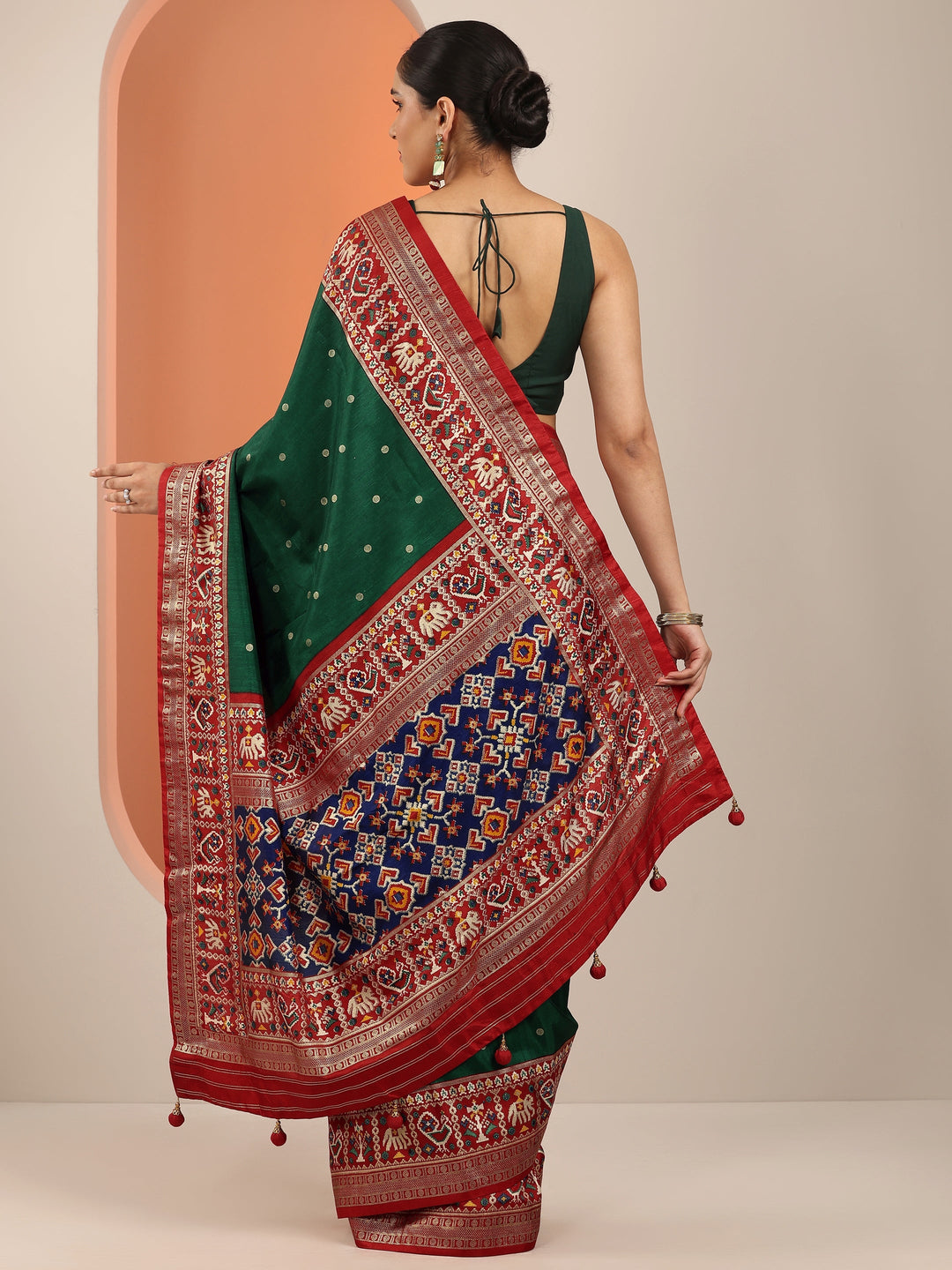 Green Embellished Silk Blend Saree With Unstitched Blouse Piece