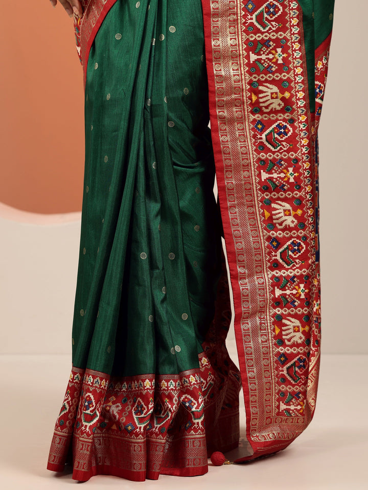 Green Embellished Silk Blend Saree With Unstitched Blouse Piece