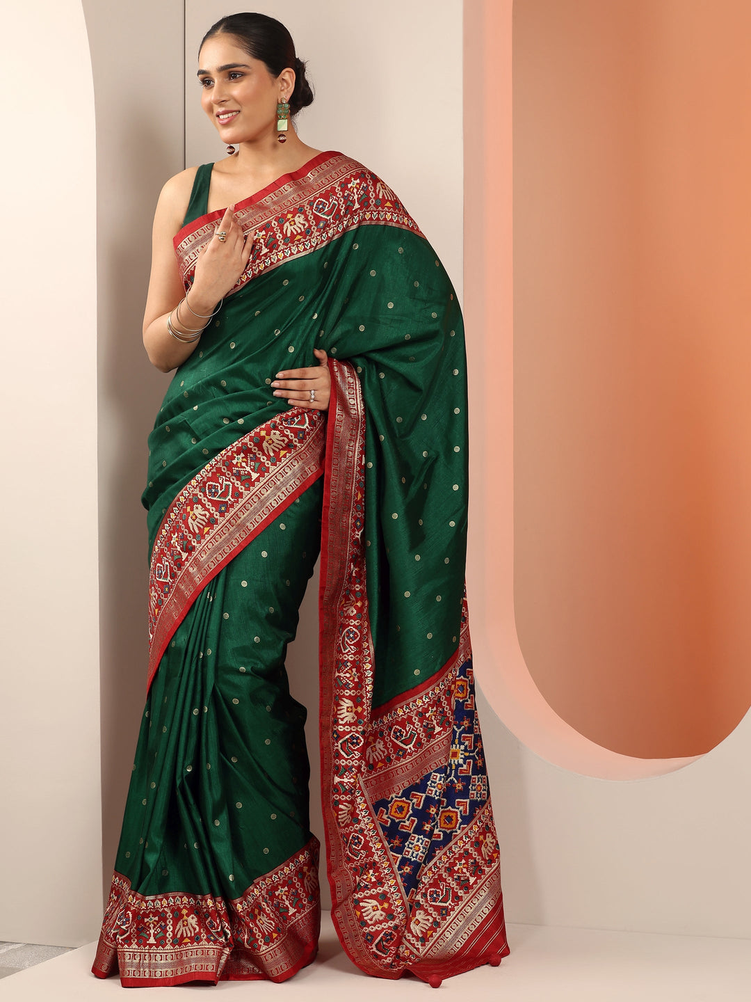 Green Embellished Silk Blend Saree With Unstitched Blouse Piece