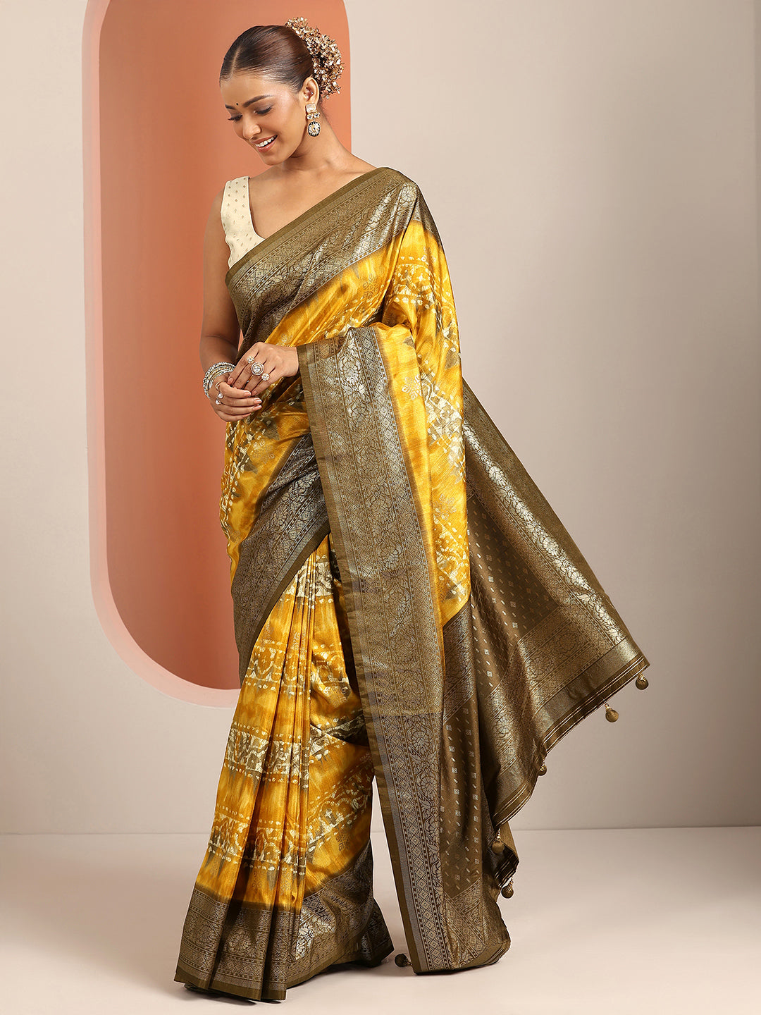 Yellow Solid Silk Blend Saree With Unstitched Blouse Piece
