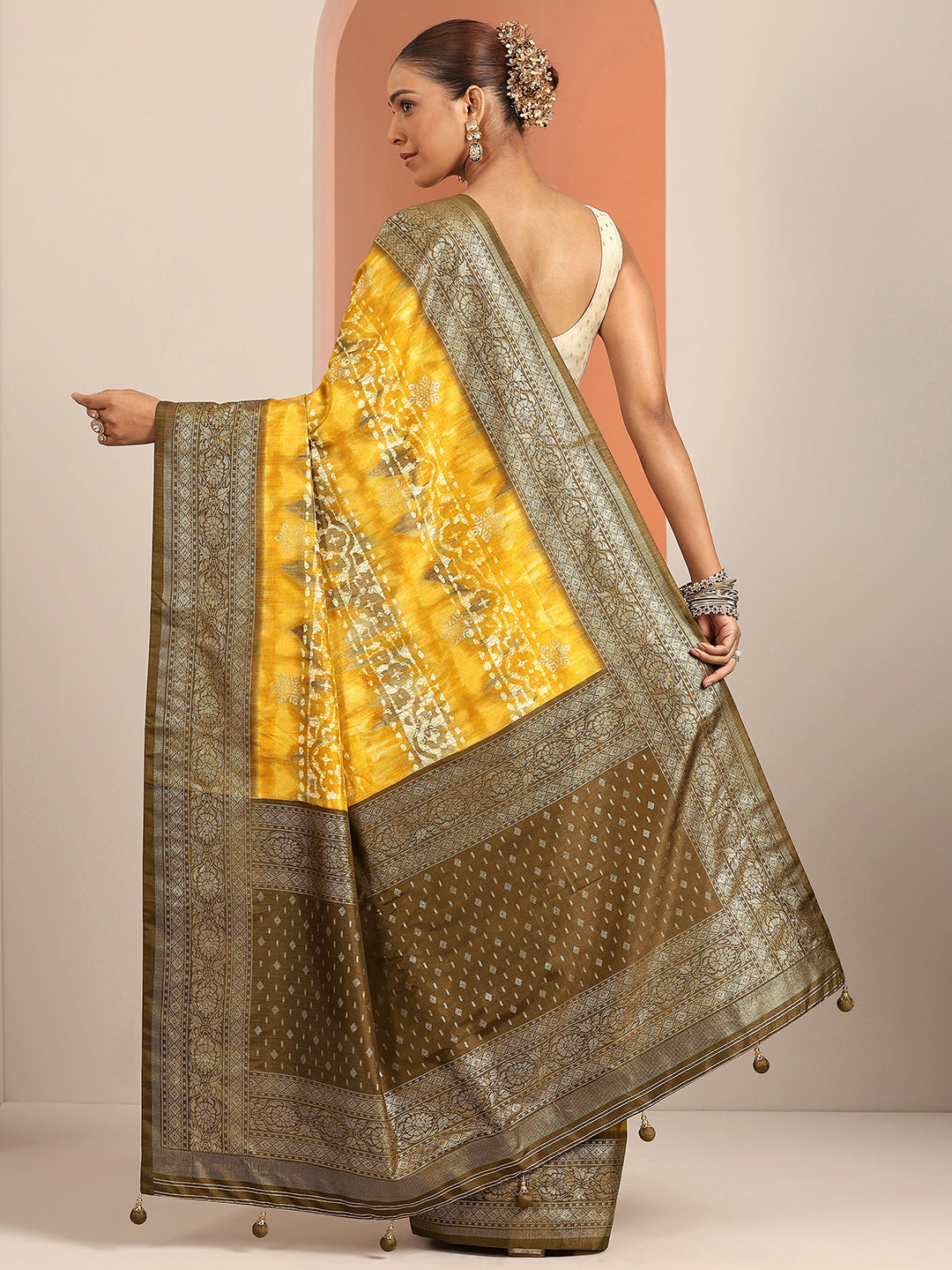 Yellow Solid Silk Blend Saree With Unstitched Blouse Piece
