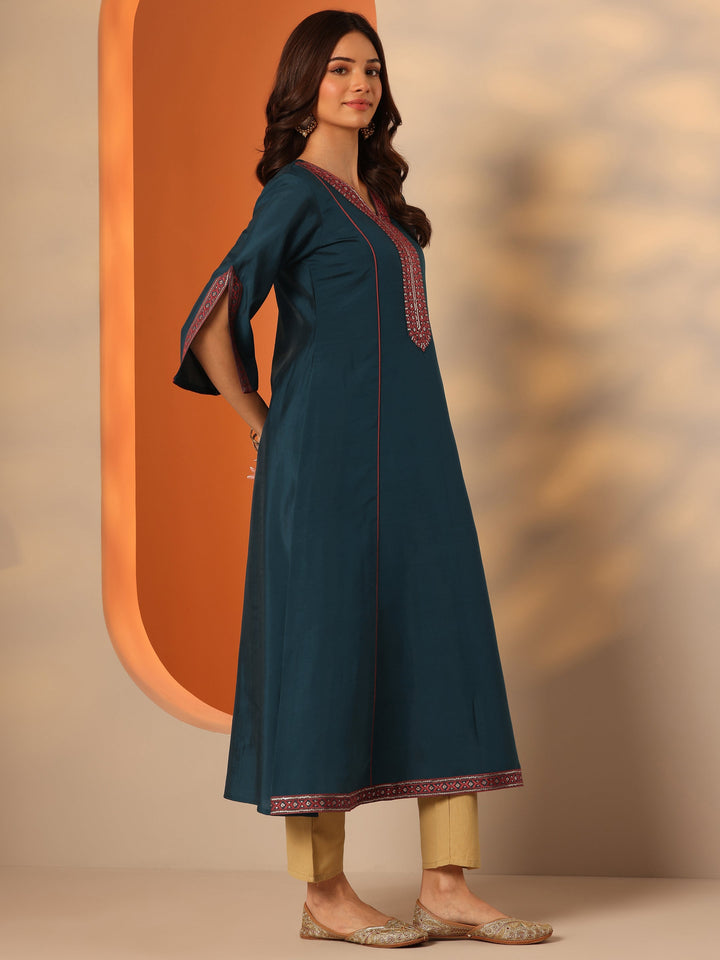 Blue Embroidered Silk Blend Straight Kurta