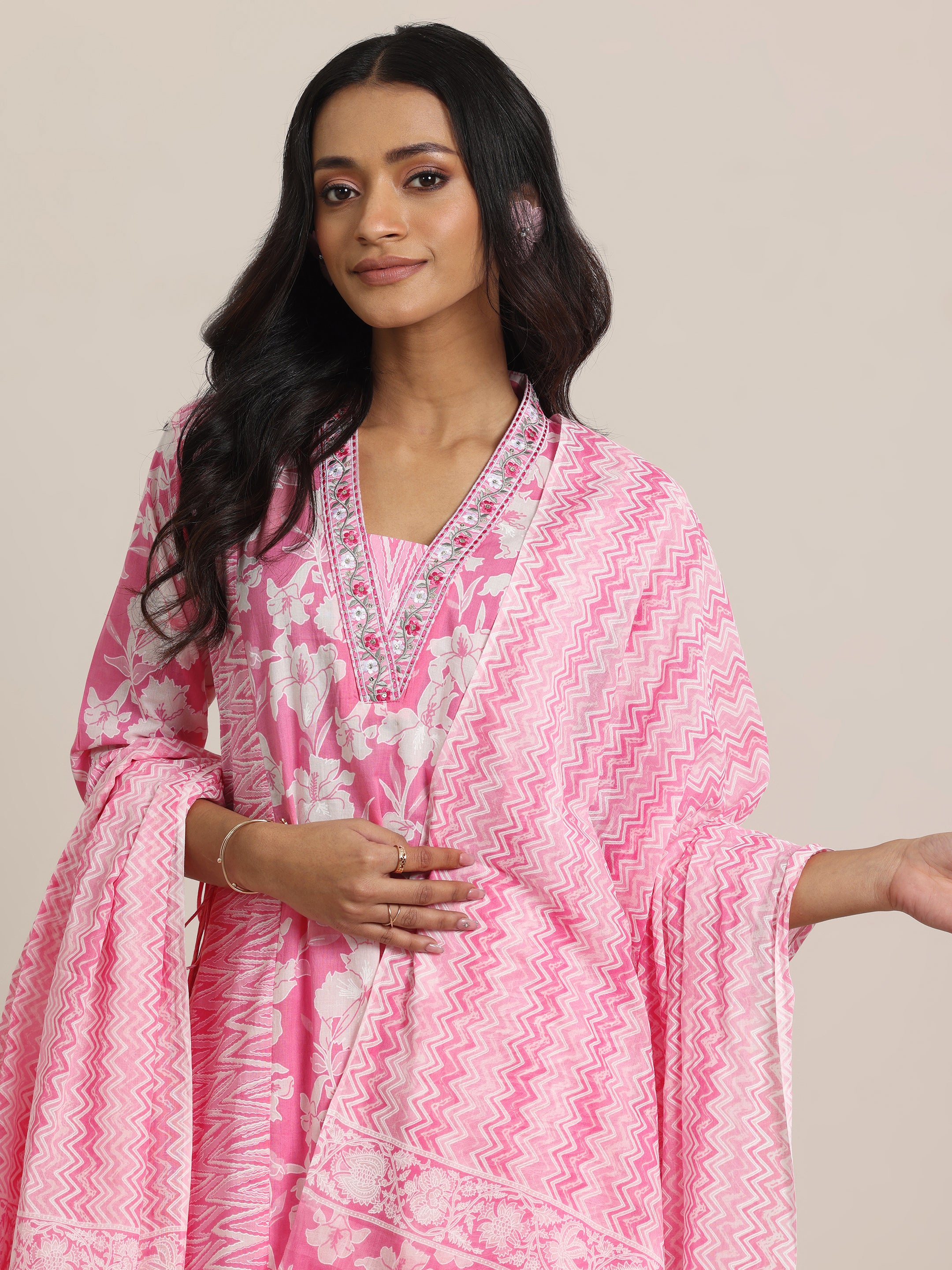 振袖ピンク（PATTI PATTI) Buy Pink Printed Cotton Straight Suit Set With Dupatta Online at