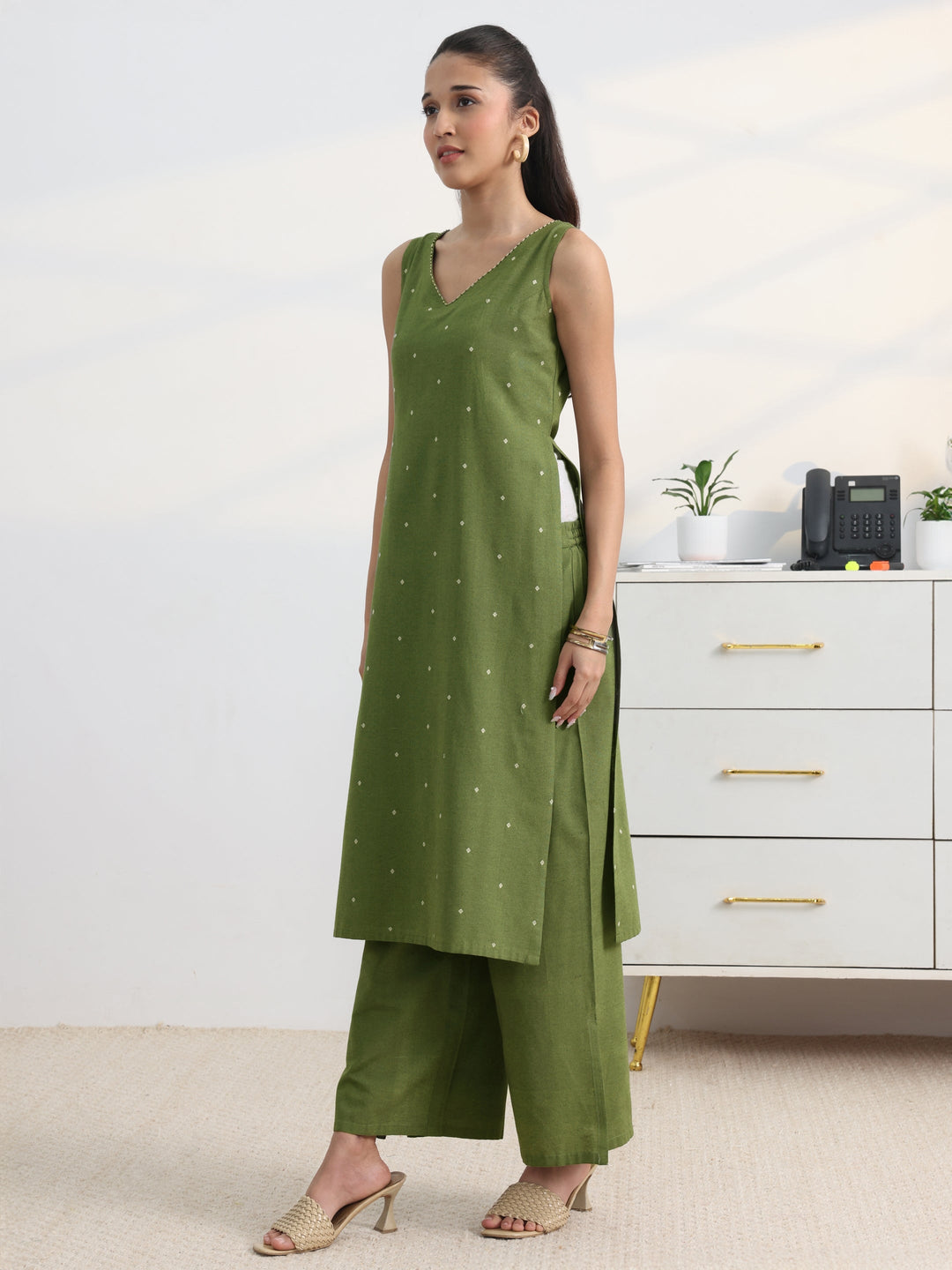 Green Woven Design Cotton Blend Straight Suit Set With Dupatta