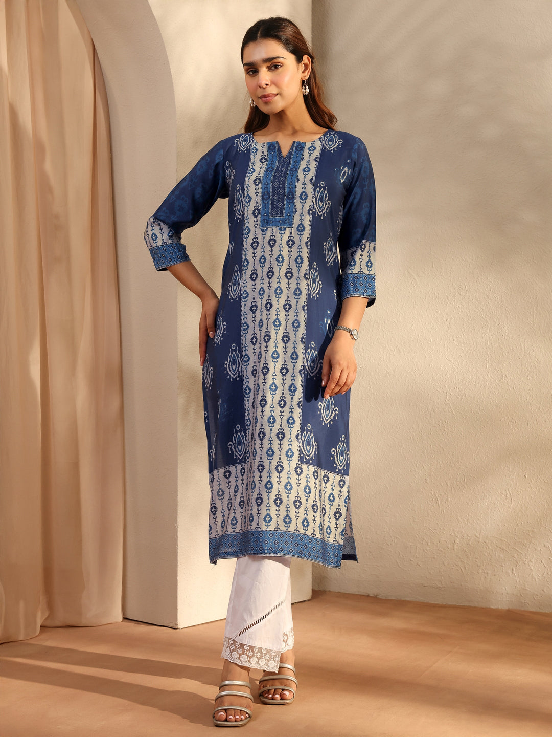 Indigo Ethnic Motif Printed Silk Blend Straight Kurta