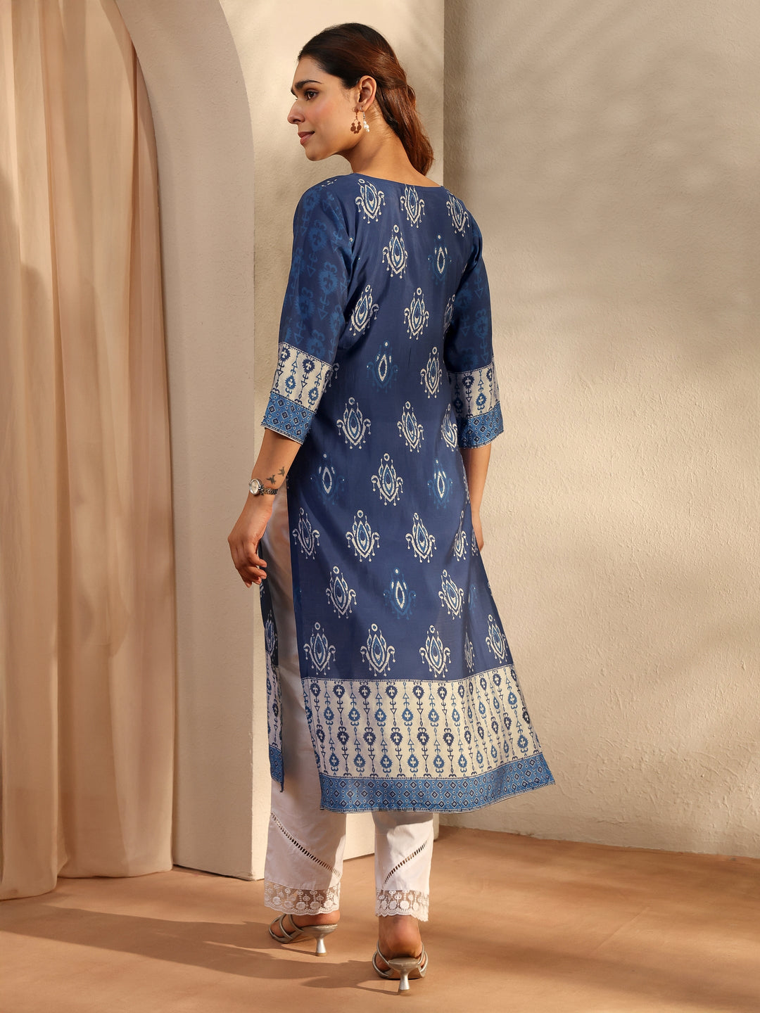 Indigo Ethnic Motif Printed Silk Blend Straight Kurta