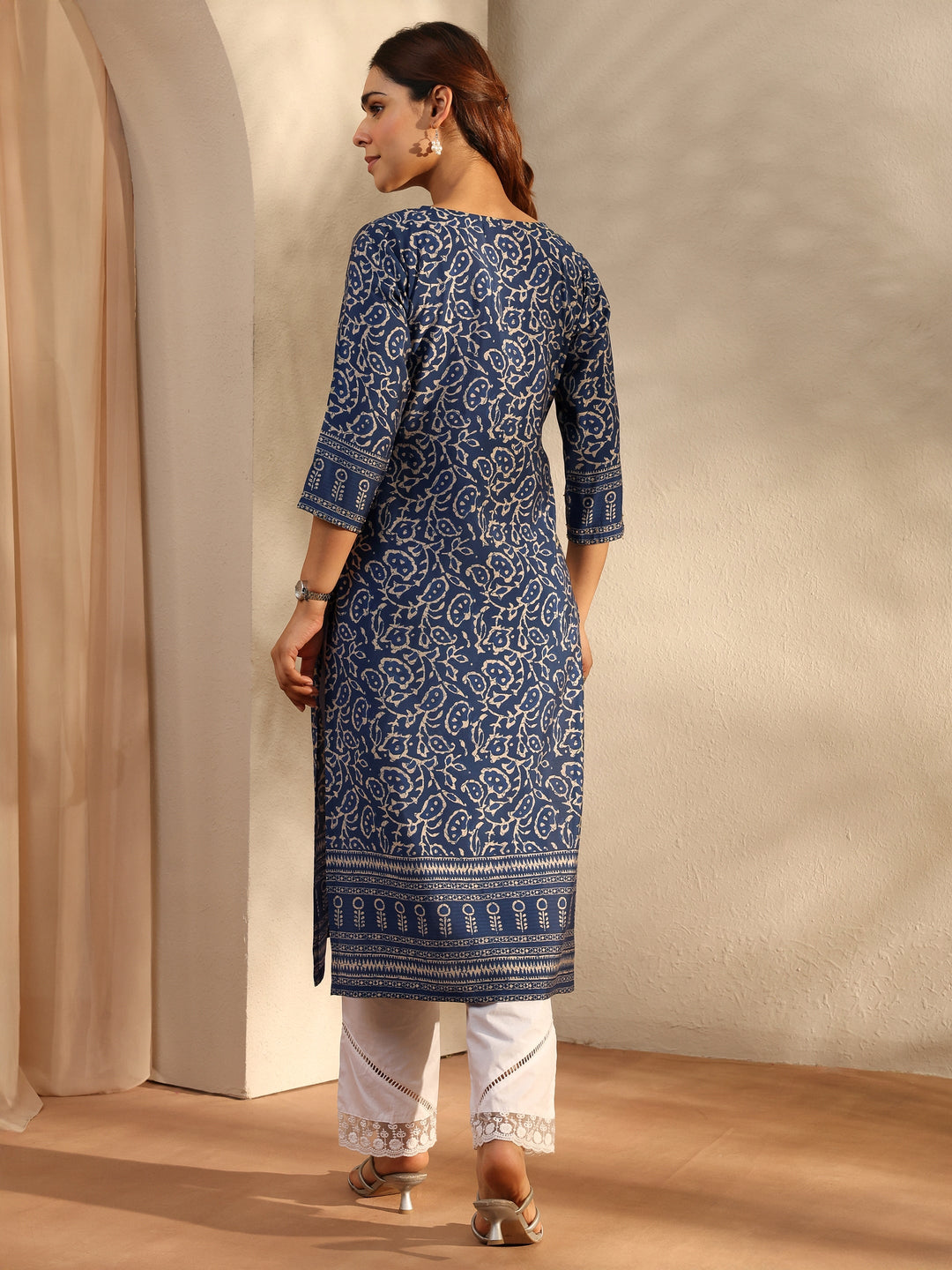 Indigo Ethnic Motif Printed Silk Blend Straight Kurta