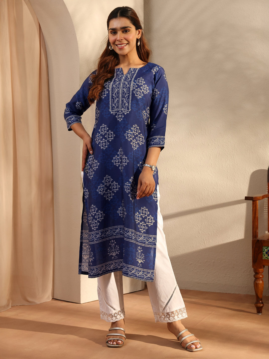 Indigo Ethnic Motif Printed Silk Blend Straight Kurta