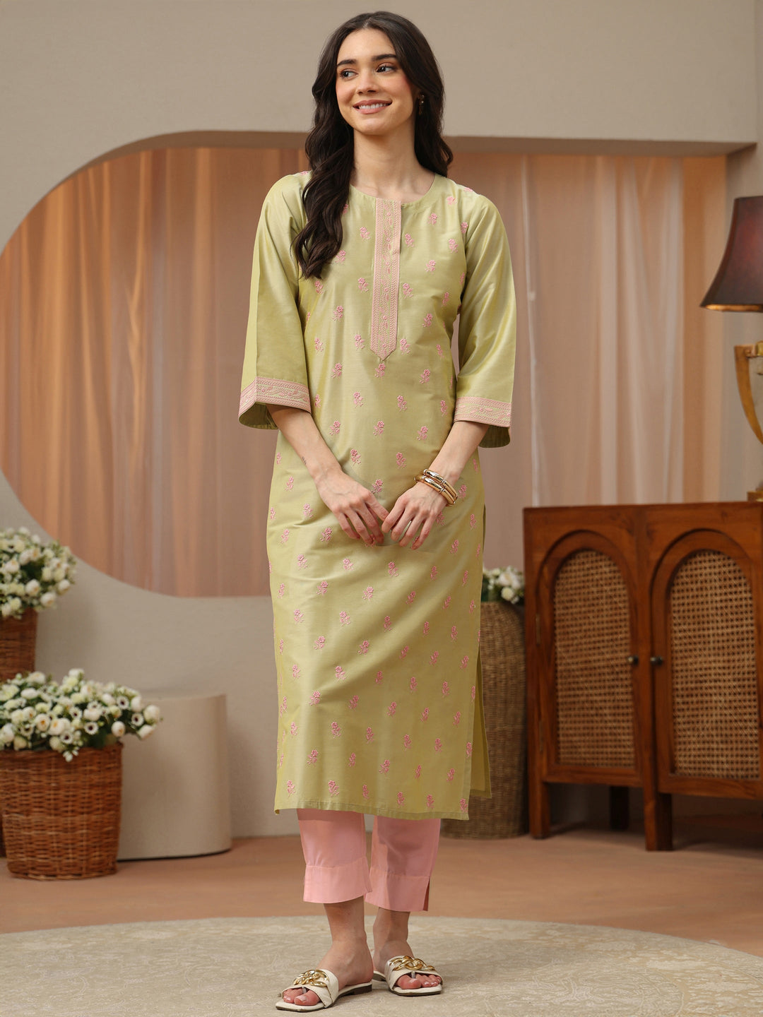 Green Floral Embroidered Silk Blend Straight Kurta