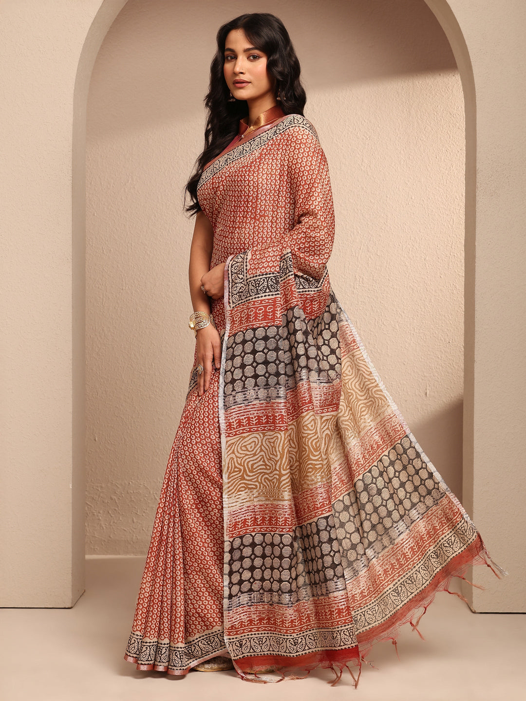 Red Geometric Printed Cotton Saree With Unstitched Blouse Piece