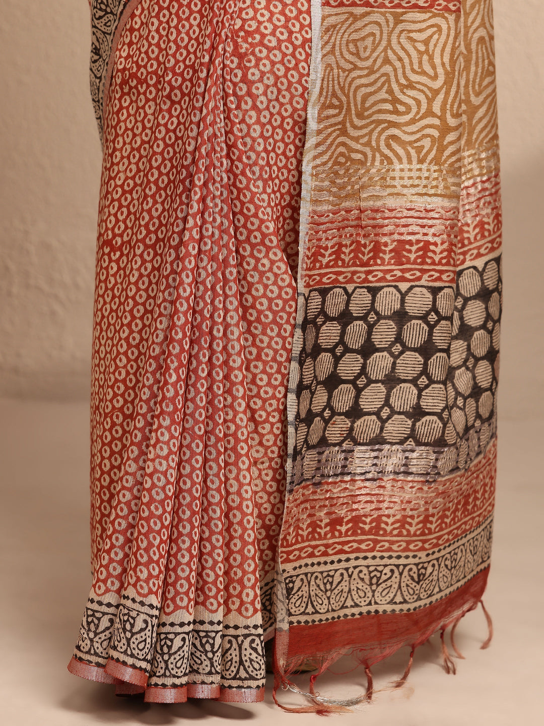 Red Geometric Printed Cotton Saree With Unstitched Blouse Piece