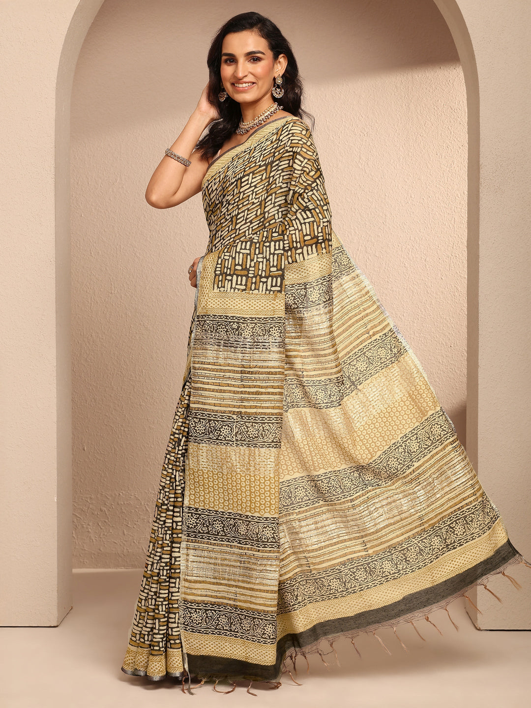 Black Geometric Printed Cotton Saree With Unstitched Blouse Piece