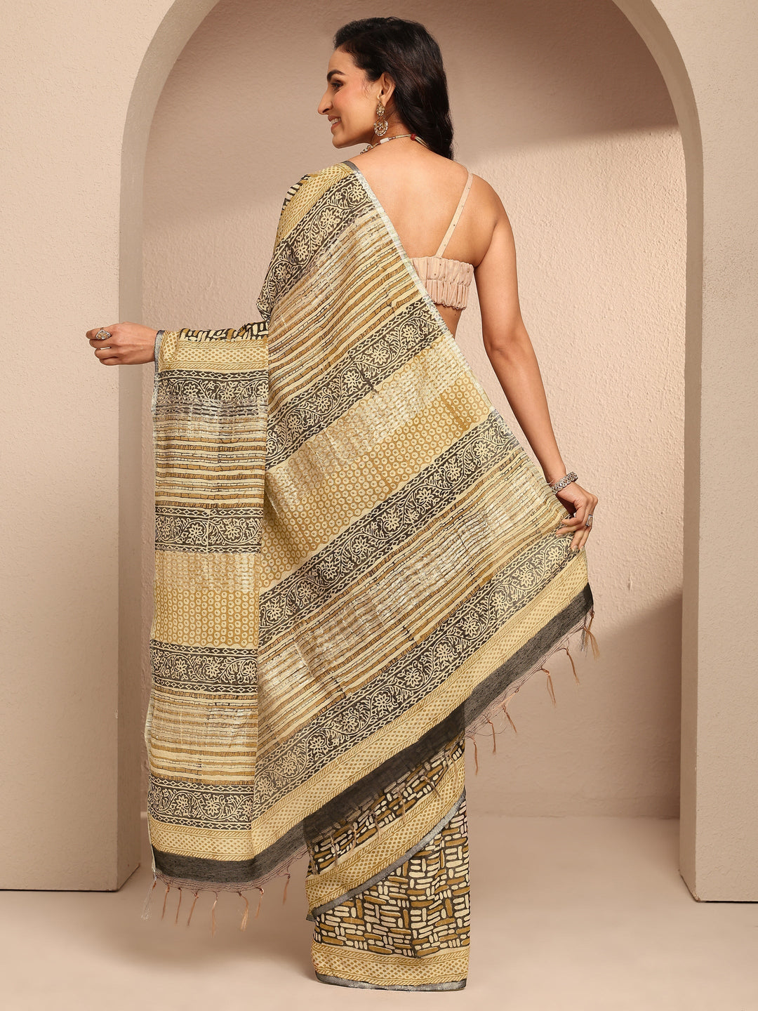 Black Geometric Printed Cotton Saree With Unstitched Blouse Piece