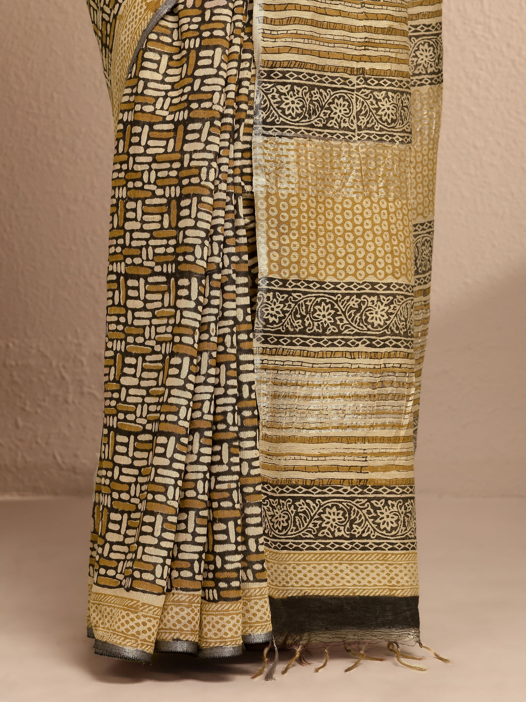 Black Geometric Printed Cotton Saree With Unstitched Blouse Piece