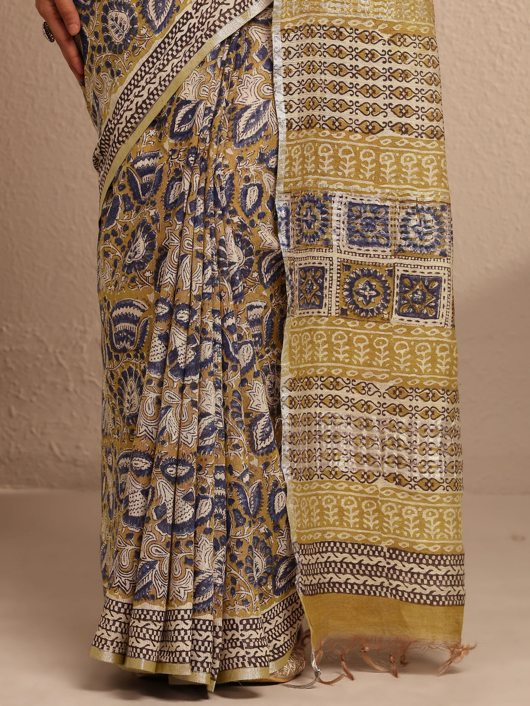 Mustard Printed Cotton Saree With Unstitched Blouse Piece