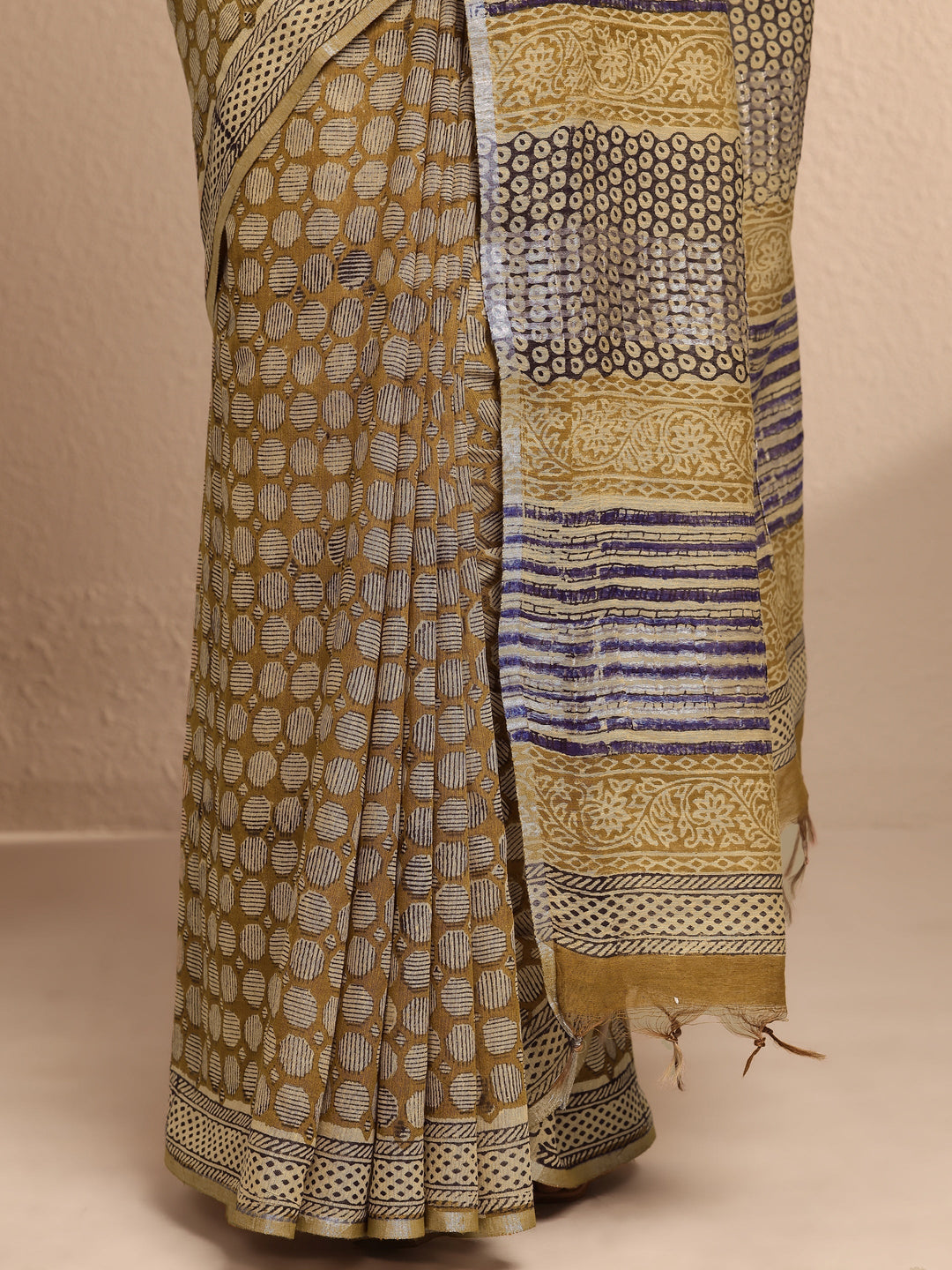 Mustard Geometric Printed Cotton Saree With Unstitched Blouse Piece