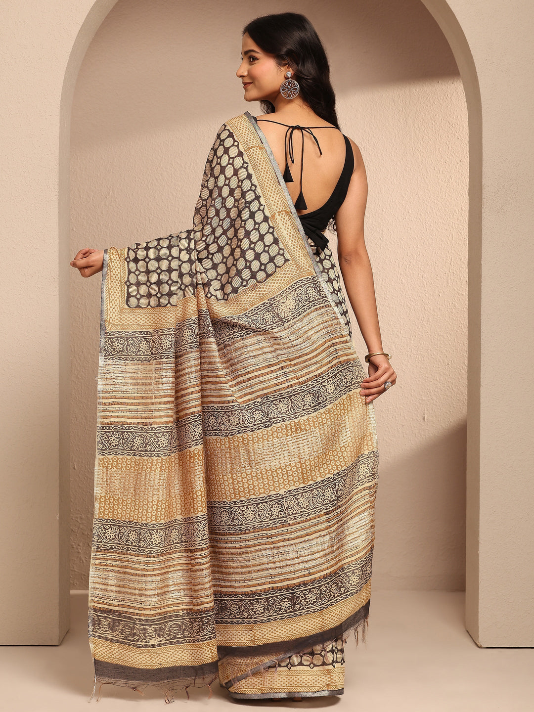 Black Geometric Printed Cotton Saree With Unstitched Blouse Piece