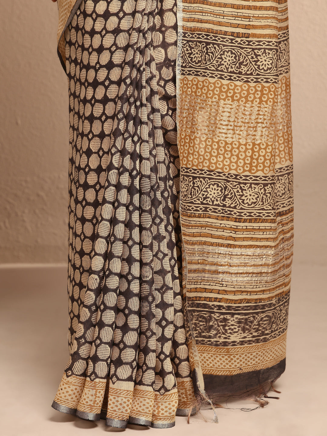 Black Geometric Printed Cotton Saree With Unstitched Blouse Piece